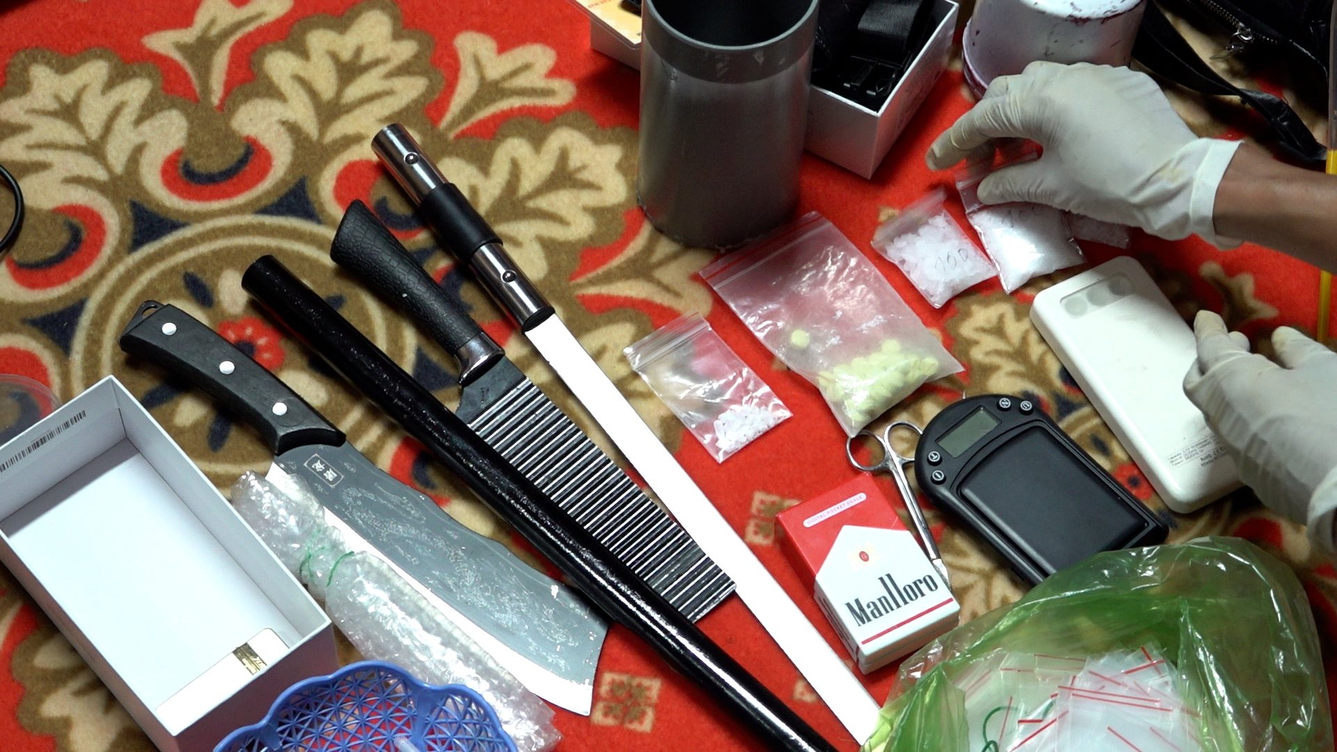 Bắt nhóm đối tượng vận chuyển, mua bán trái phép hơn 1 bánh heroin