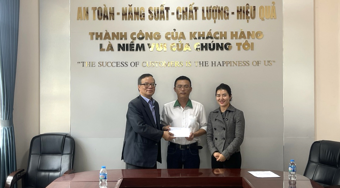 Tặng quà cho các đảng viên là công nhân có thành tích tiêu biểu