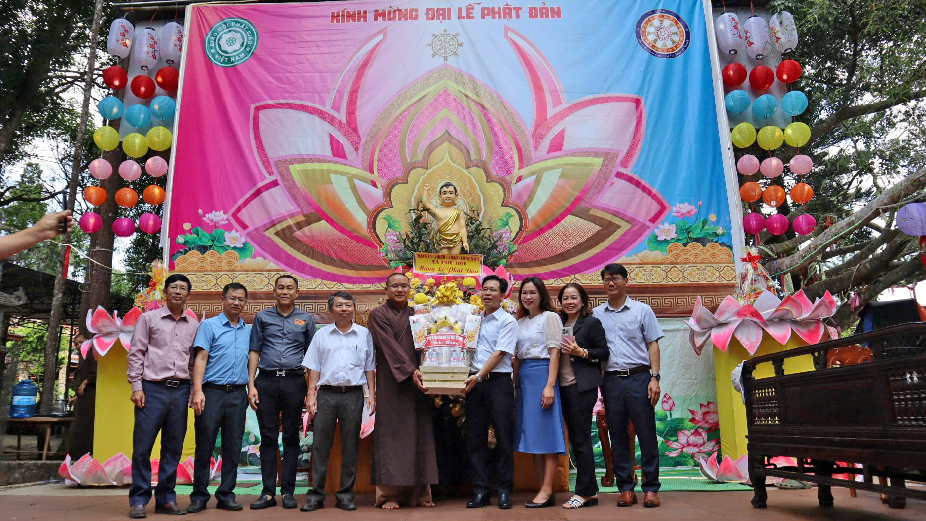 Lãnh đạo huyện Đức Trọng thăm, chúc mừng các cơ sở Phật giáo nhân Đại lễ Phật đản