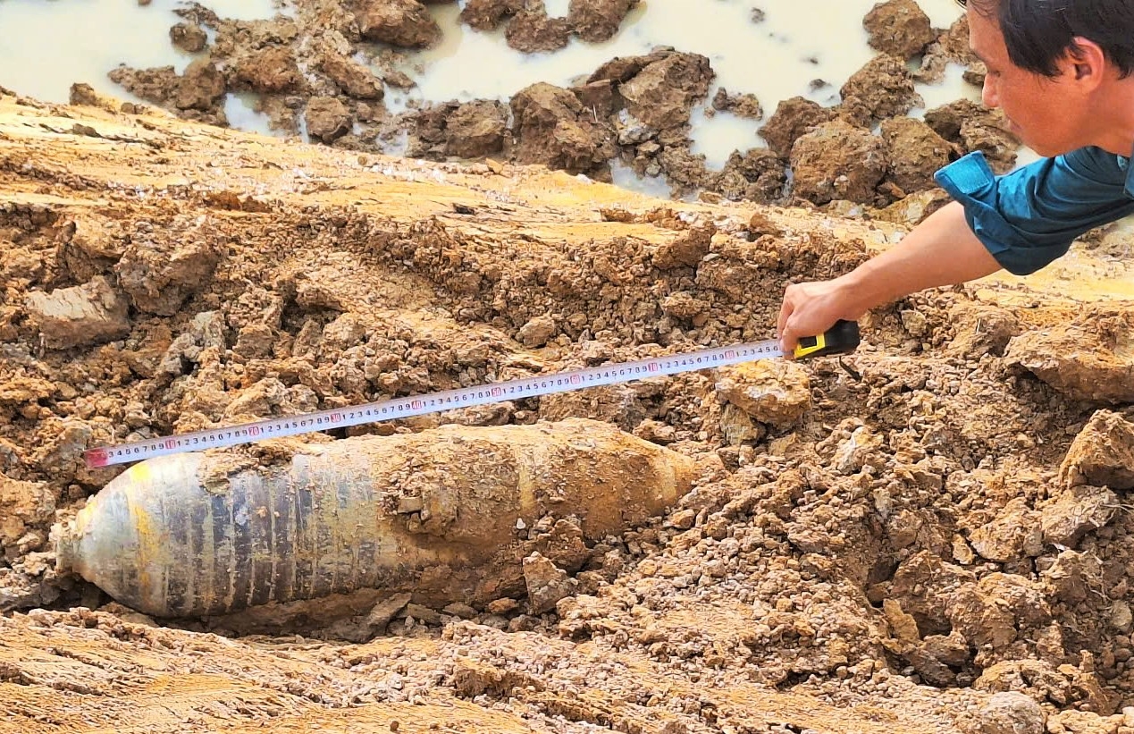 Đạ Huoai: Đào hồ chứa nước, phát hiện vật thể giống quả bom