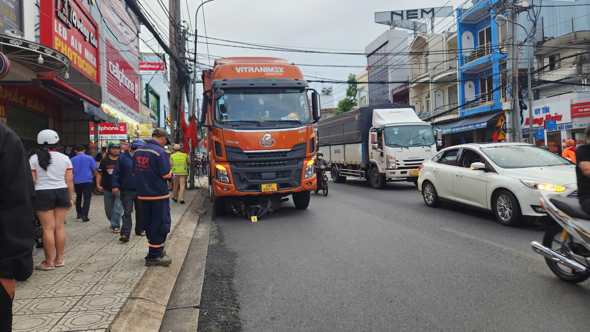 Tạm giữ tài xế để xe tải tự trôi cán tử vong người điều khiển xe máy đang dừng đèn đỏ