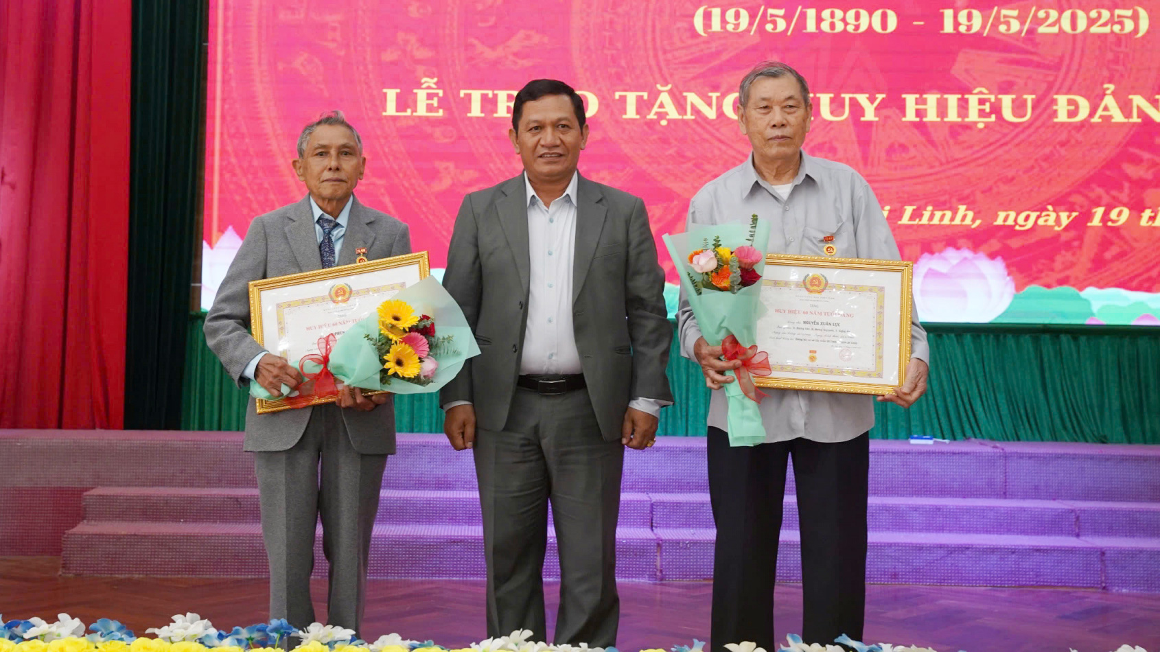 Di Linh: Trao Huy hiệu Đảng đợt 19/5 cho 37 đảng viên