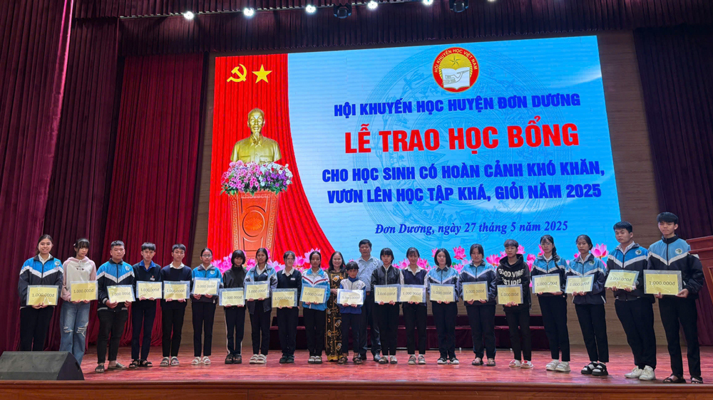 Đơn Dương: Trao học bổng cho 185 em học sinh có hoàn cảnh khó khăn