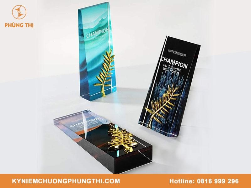 Đặt làm cúp vinh danh theo yêu cầu tại Kỷ Niệm Chương Phùng Thị