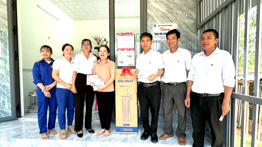 Công ty Xăng dầu Lâm Đồng trao tặng Mái ấm Công đoàn cho đoàn viên khó khăn