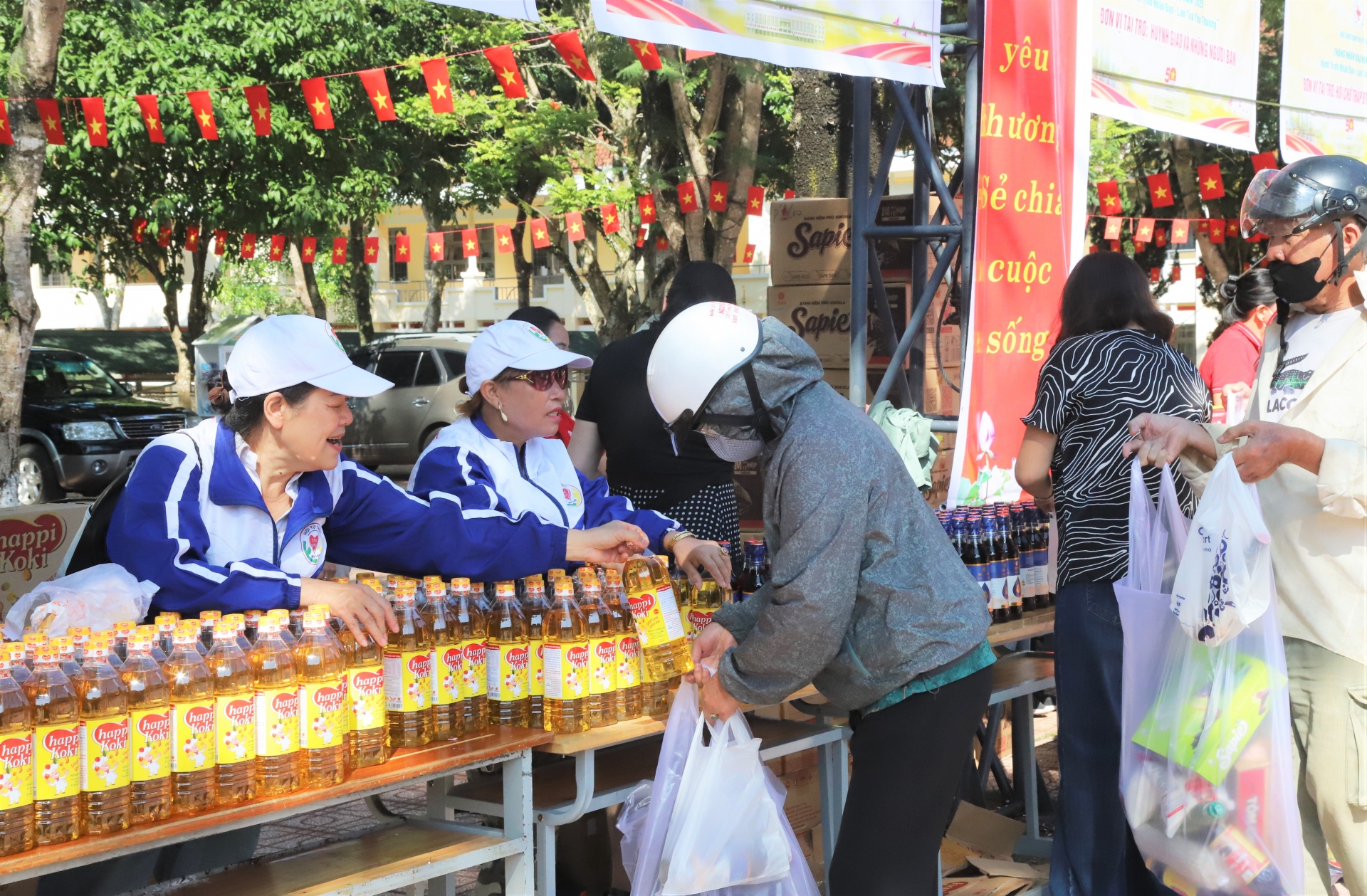 Bảo Lộc: 300 hoàn cảnh khó khăn được mua hàng miễn phí tại Chợ Nhân đạo 0 đồng