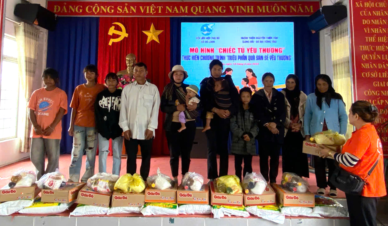 Ấm áp tình người với chương trình Triệu phần quà san sẻ yêu thương