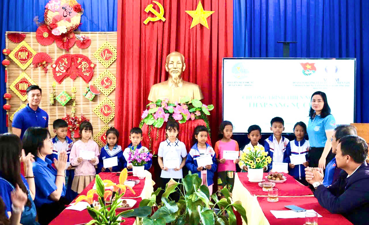 Lan tỏa yêu thương với chương trình ''Thắp sáng nụ cười''