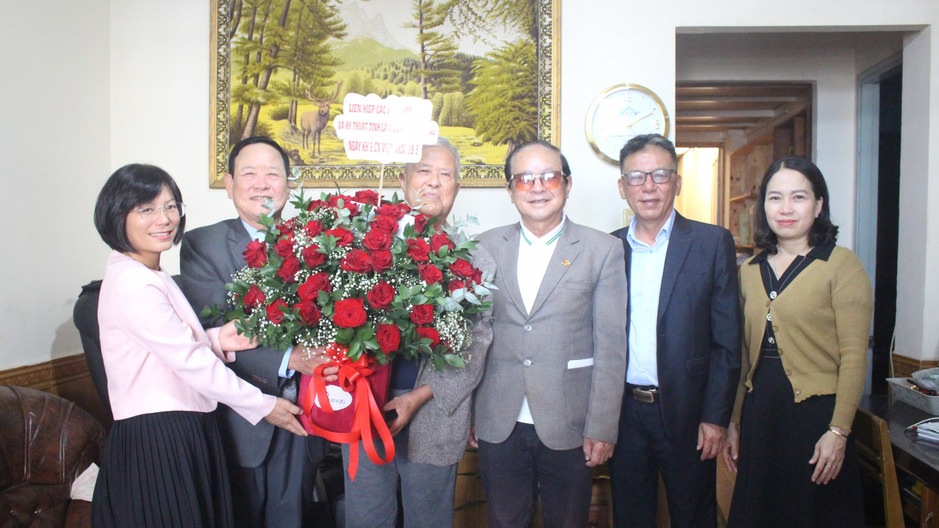 Thăm hỏi, chúc mừng các chuyên gia, nhà khoa học nhân Ngày Khoa học Công nghệ Việt Nam