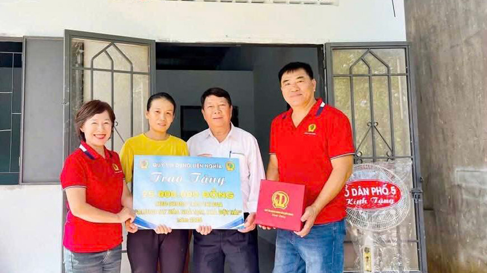 Trao nhà cho hộ cận nghèo tại Đức Trọng