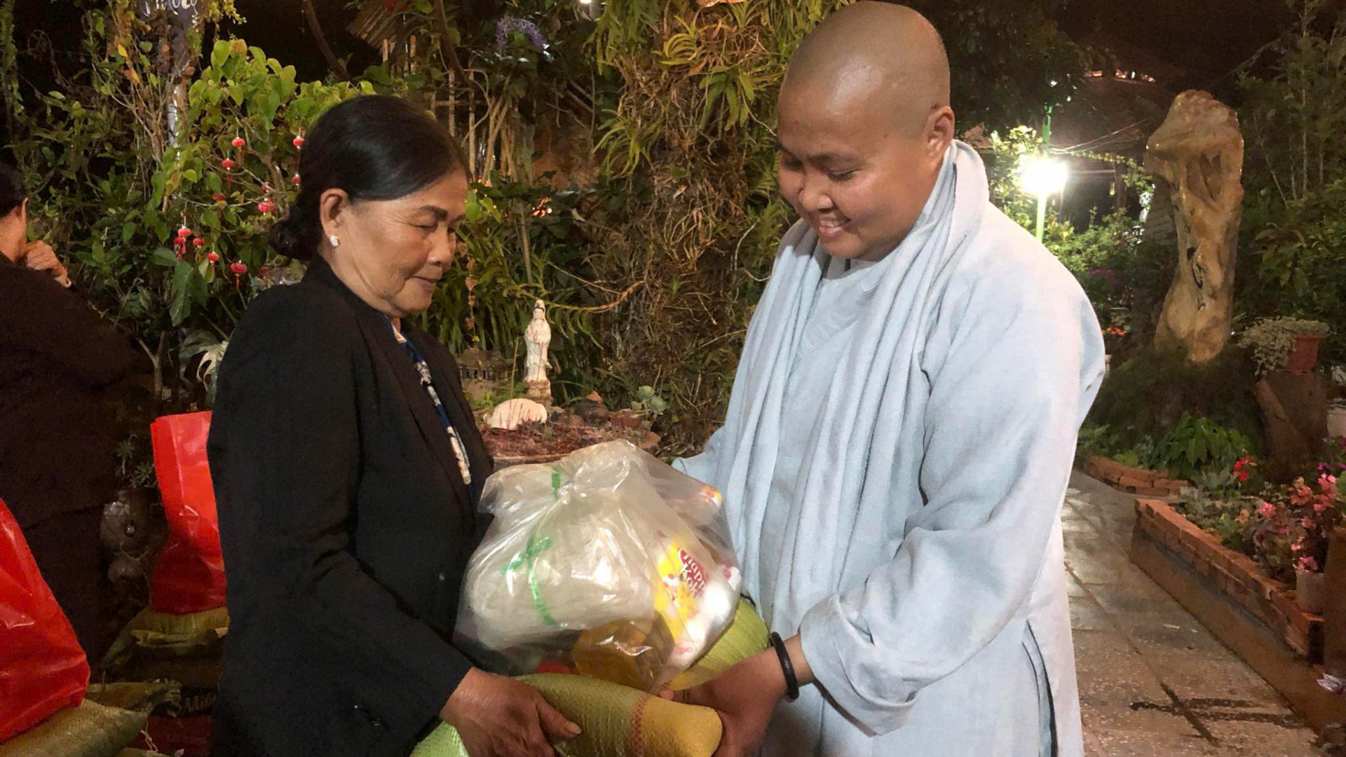 Trao quà cho hoàn cảnh khó khăn