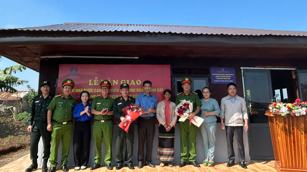 Đức Trọng: Trao nhà cho 2 hộ nghèo đồng bào dân tộc thiểu số tại xã Liên Hiệp