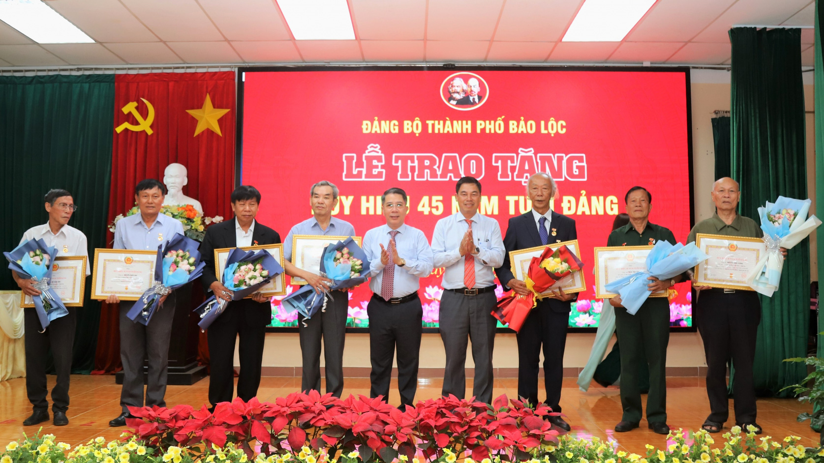 Bảo Lộc: Trao Huy hiệu Đảng đợt 19/5 cho 83 đảng viên