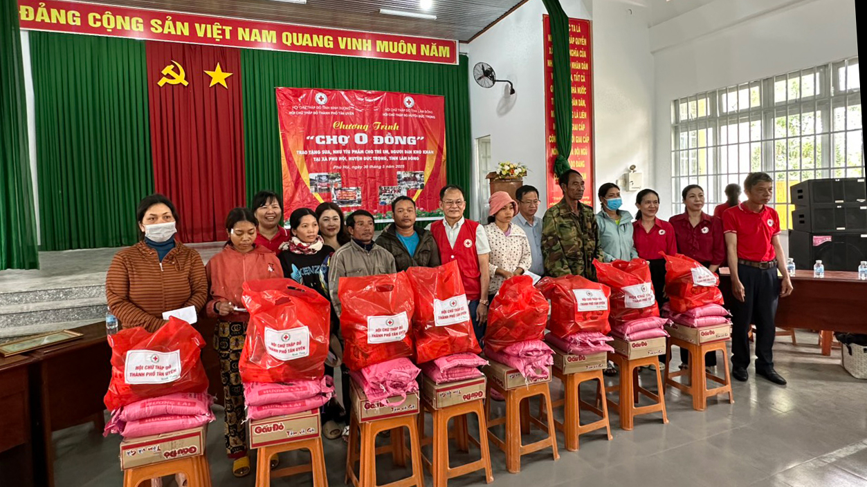 Đức Trọng: Trao 150 suất quà cho các hoàn cảnh khó khăn