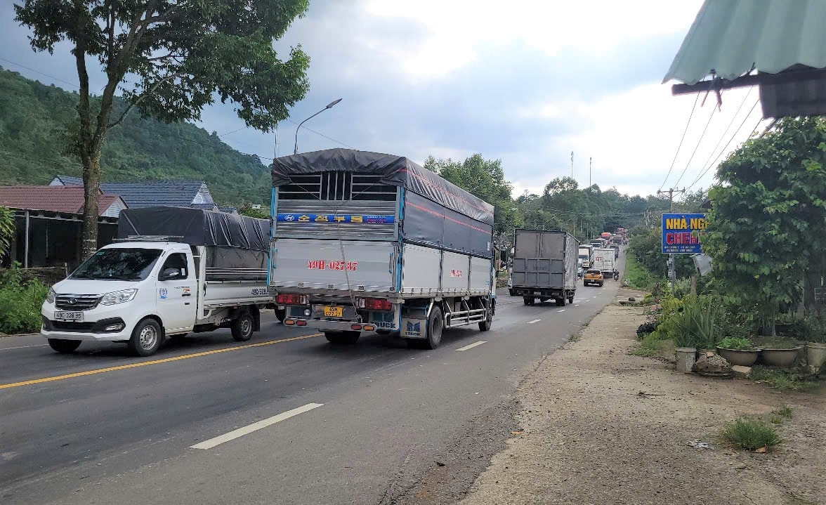 Hiện trường vụ container lật chắn ngang Quốc lộ 20 được giải phóng, thông xe cả 2 chiều