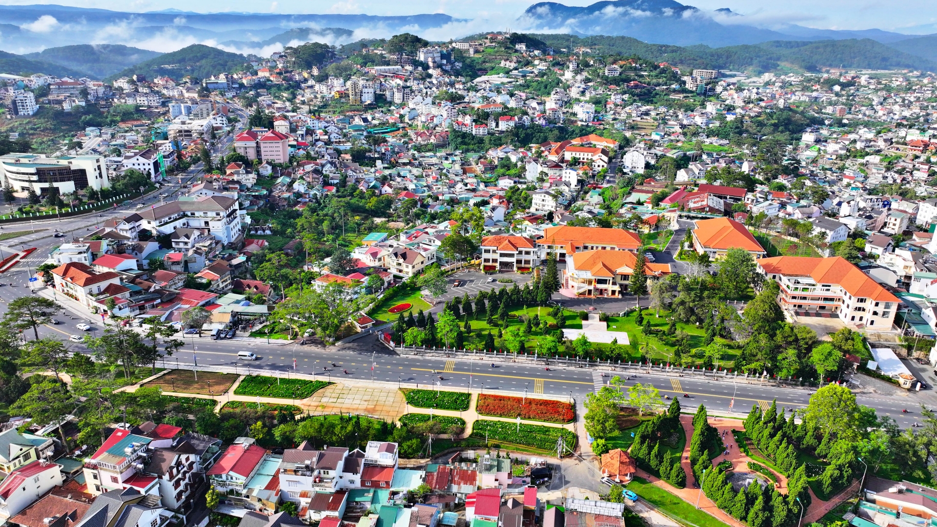 Lên phương án bố trí nơi làm việc và chỗ ở cho cán bộ, công chức, viên chức sau khi tỉnh Lâm Đồng mới thành lập