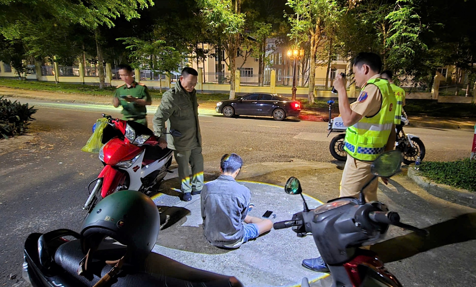 Cảnh sát giao thông tuần tra đêm, bắt giữ đối tượng tàng trữ chất ma túy