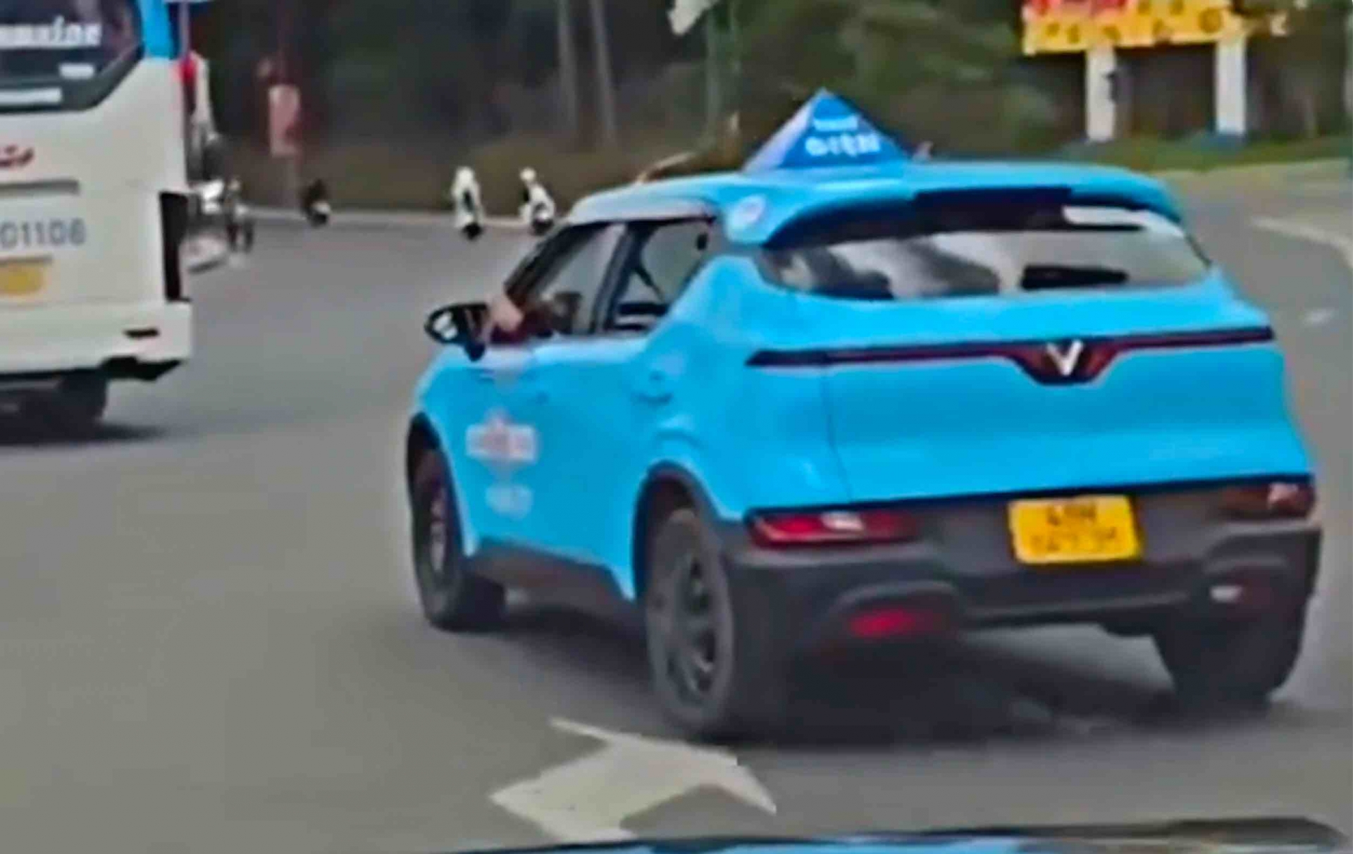 Cảnh sát Giao thông mời tài xế taxi gác chân lên cửa khi lái xe lên làm việc