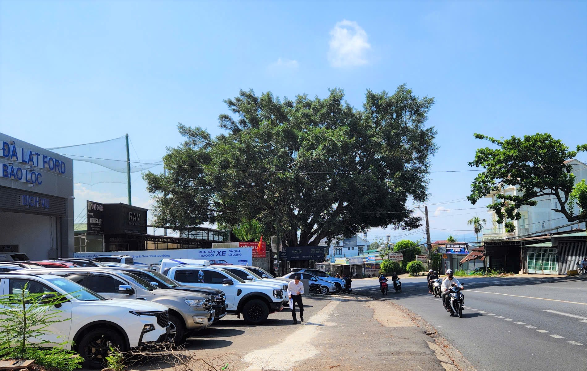 Đại lý kinh doanh xe ô tô trả lại vỉa hè sau phản ánh của Báo Lâm Đồng