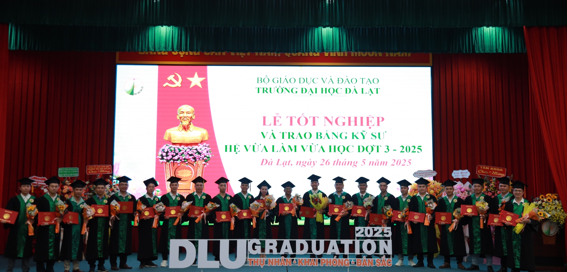 Trường Đại học Đà Lạt trao bằng kỹ sư công nghệ thông tin cho học viên là cán bộ, chiến sĩ công an