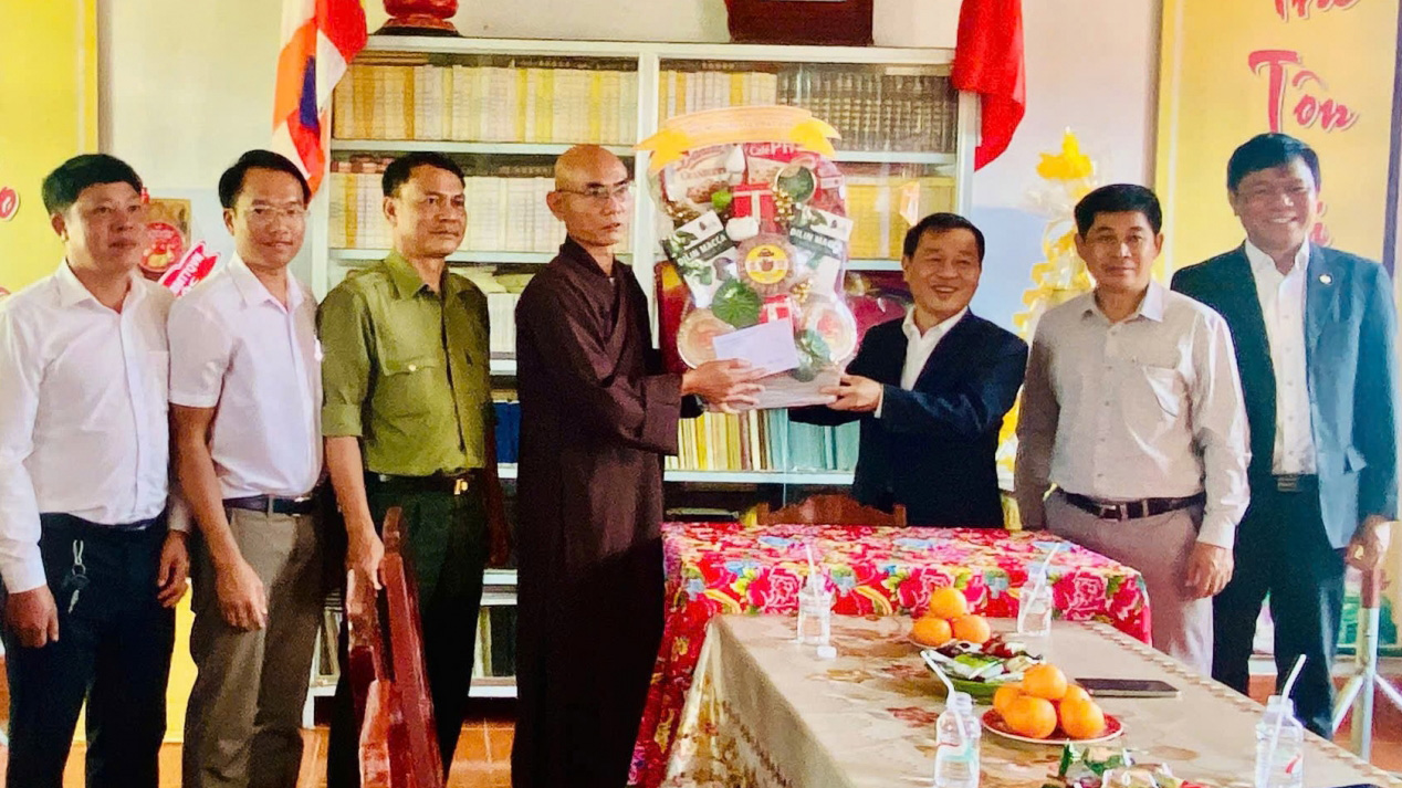 Lãnh đạo huyện Di Linh thăm, tặng quà các cơ sở Phật giáo