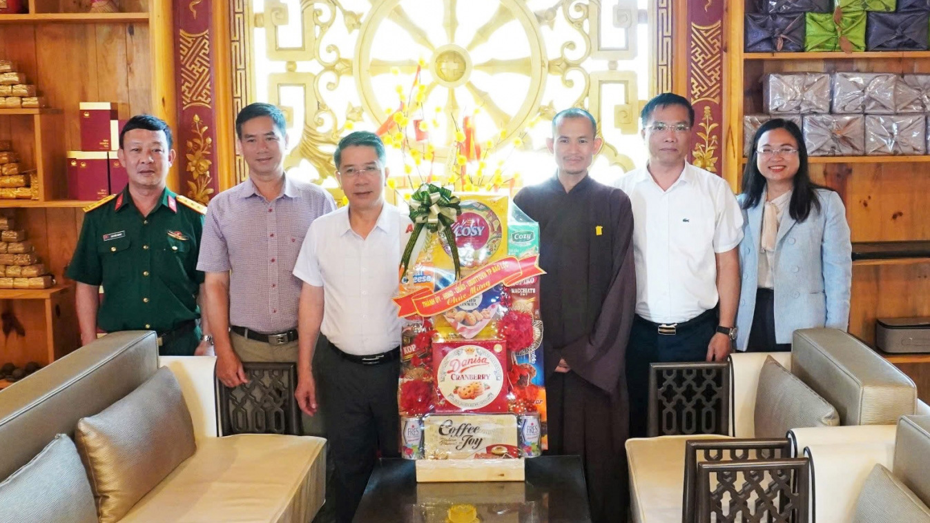 Lãnh đạo TP Bảo Lộc thăm, tặng quà các cơ sở Phật giáo nhân dịp Lễ Phật đản năm 2025
