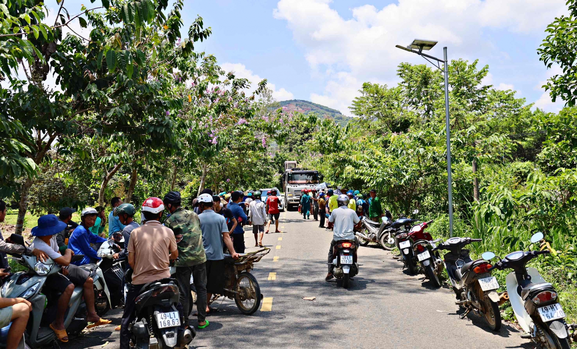 Đạ Huoai: Làm rõ các trường hợp quá khích gây mất an ninh trật tự, cản trở giao thông khi ngăn cản xe vào khu vực khai thác cát
