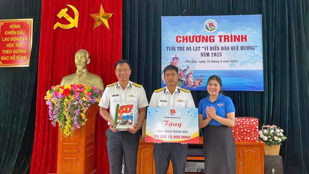 Tuổi trẻ thành phố Đà Lạt hướng về biển đảo quê hương