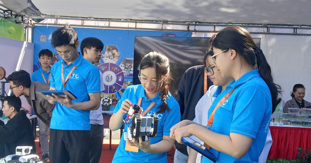 Ngày hội việc làm – DLU Job Fair 2025 thu hút sự quan tâm của sinh viên Trường Đại học Đà Lạt