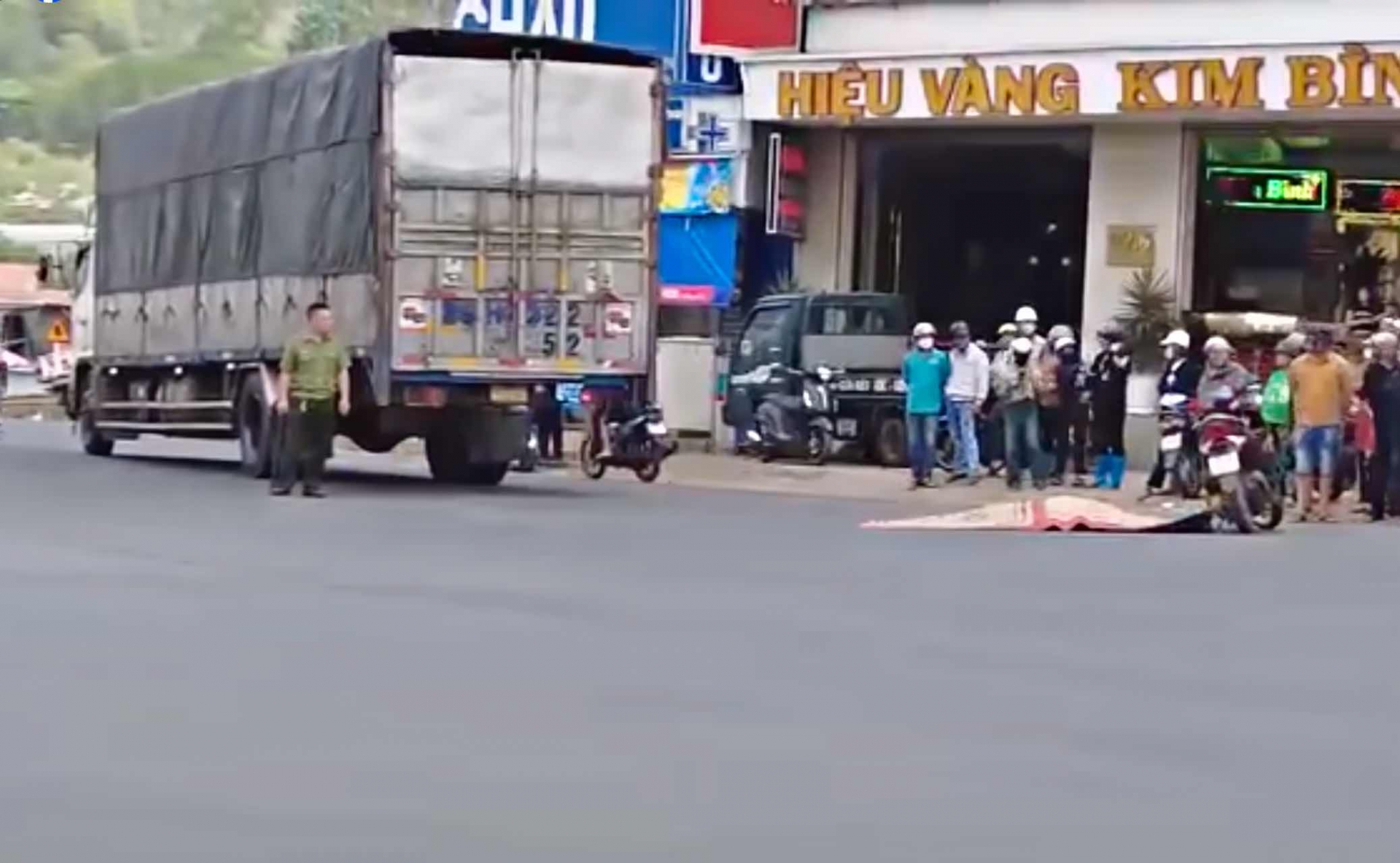 Đức Trọng: Va chạm giao thông giữa xe tải và xe máy trên Quốc lộ, bé trai 10 tuổi tử vong