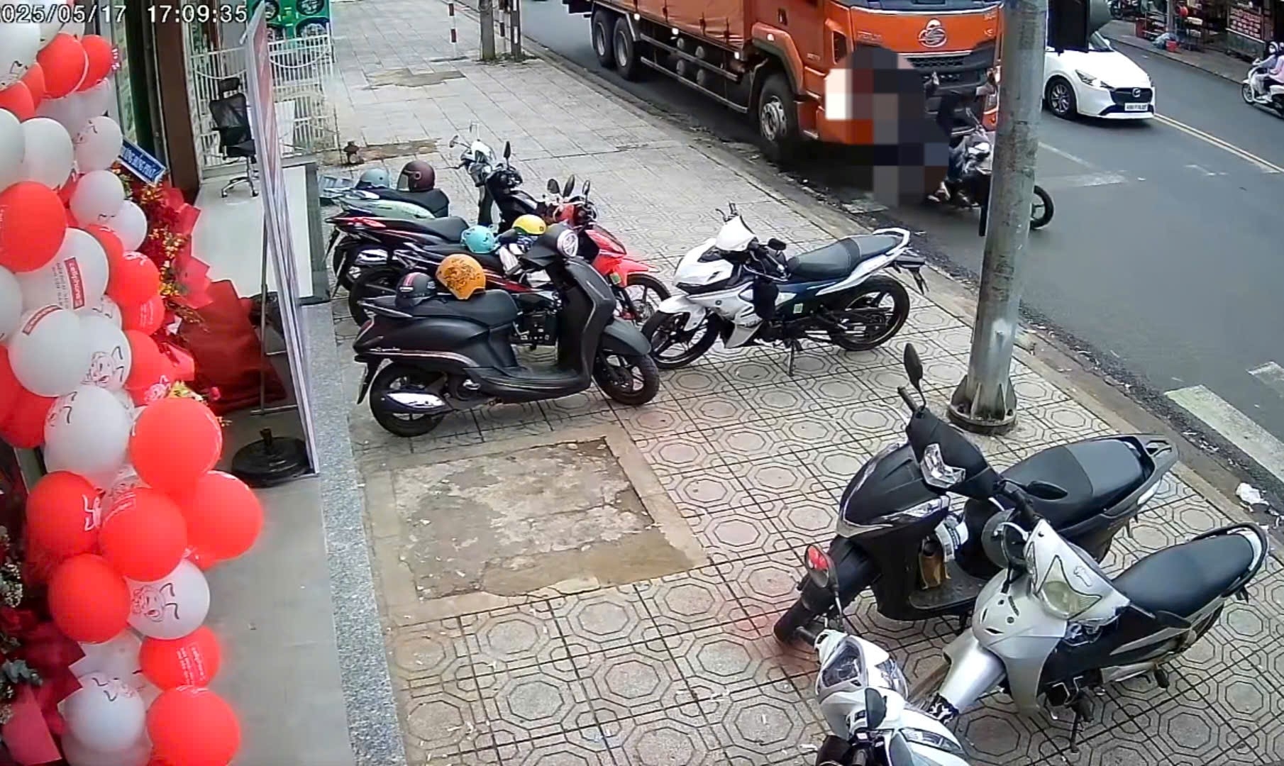 Bảo Lộc: Xe tải tự trôi tông xe máy đang dừng đèn đỏ khiến người đàn ông tử vong