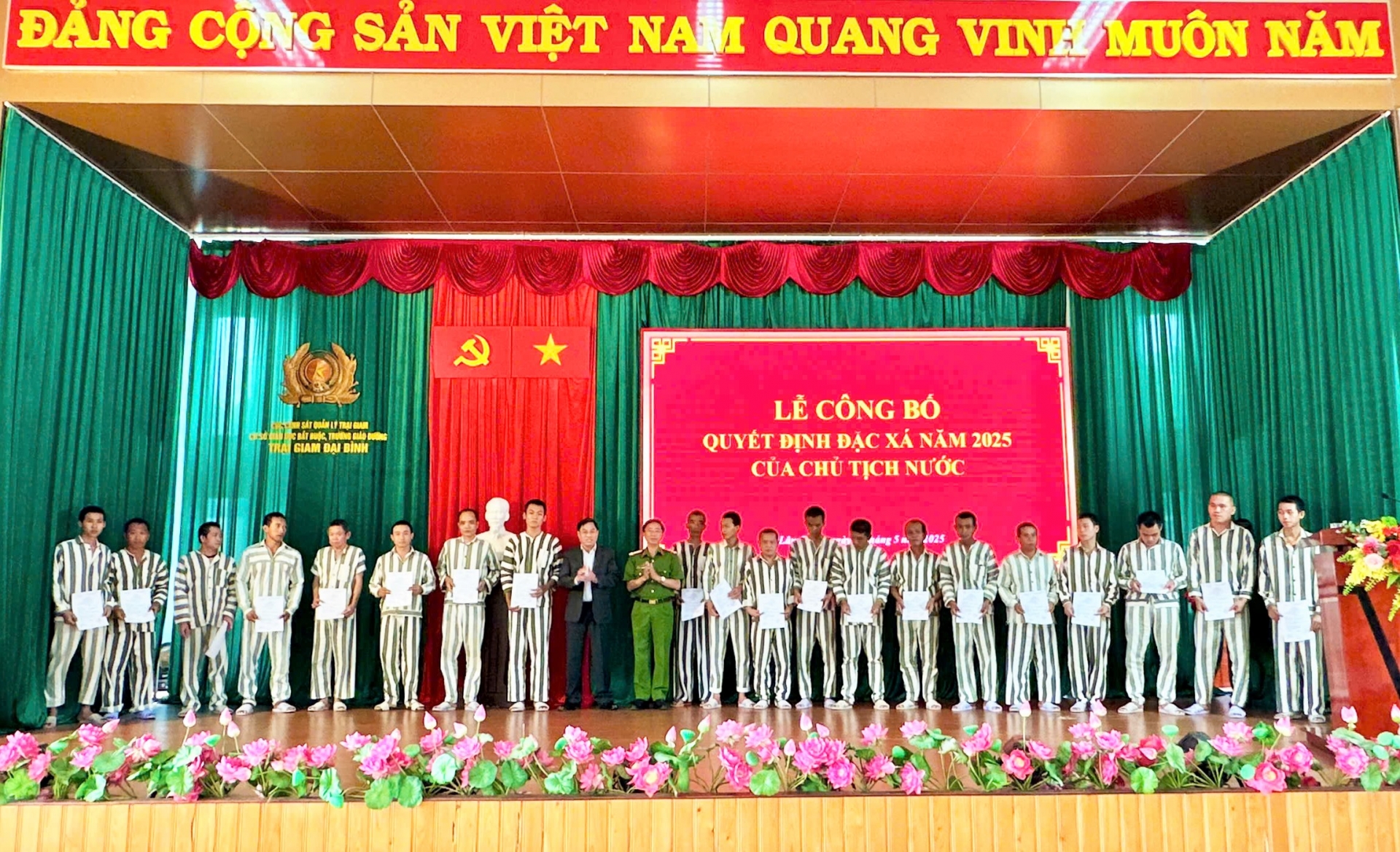 Trại giam Đại Bình công bố quyết định đặc xá của Chủ tịch nước cho 100 phạm nhân