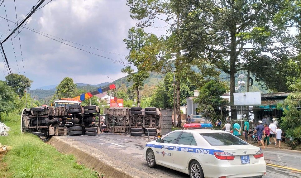 Liên tiếp 2 vụ tại nạn xảy ra trên Quốc lộ 20, giao thông ách tắc nghiêm trọng