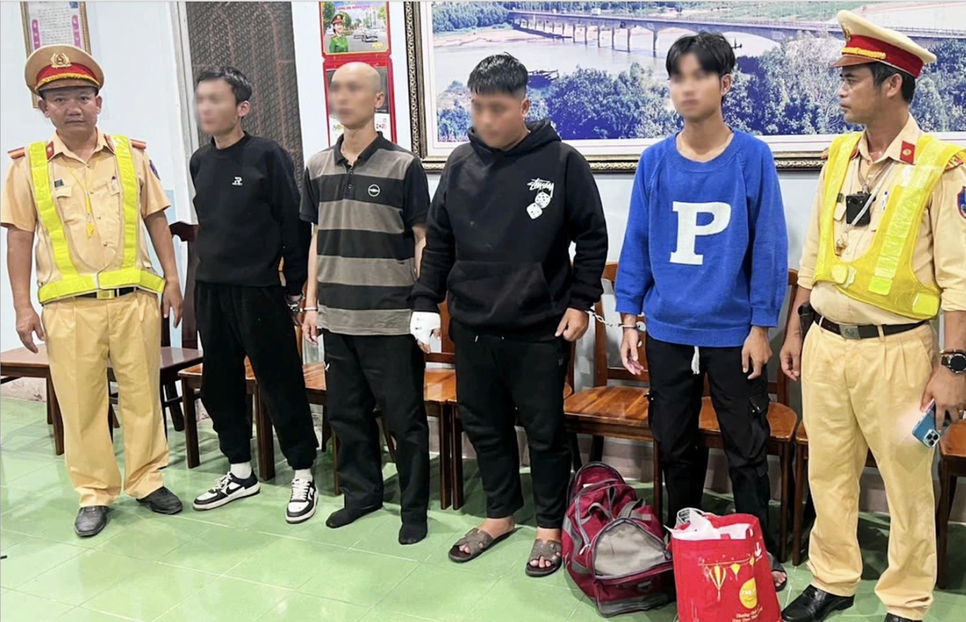 Bàn giao 4 nghi phạm ngoại tỉnh Lâm Đồng chém người ở Đà Lạt