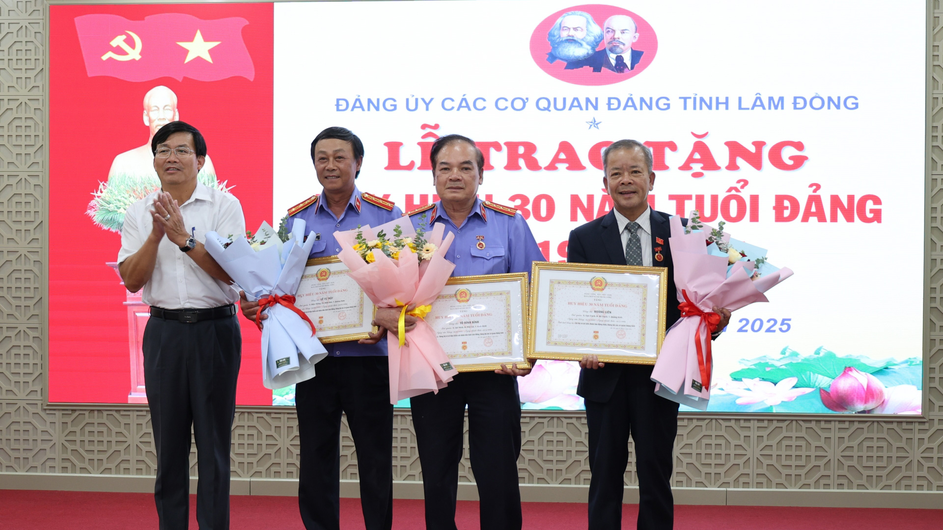 Đảng ủy Các cơ quan Đảng tỉnh trao Huy hiệu Đảng đợt 19/5