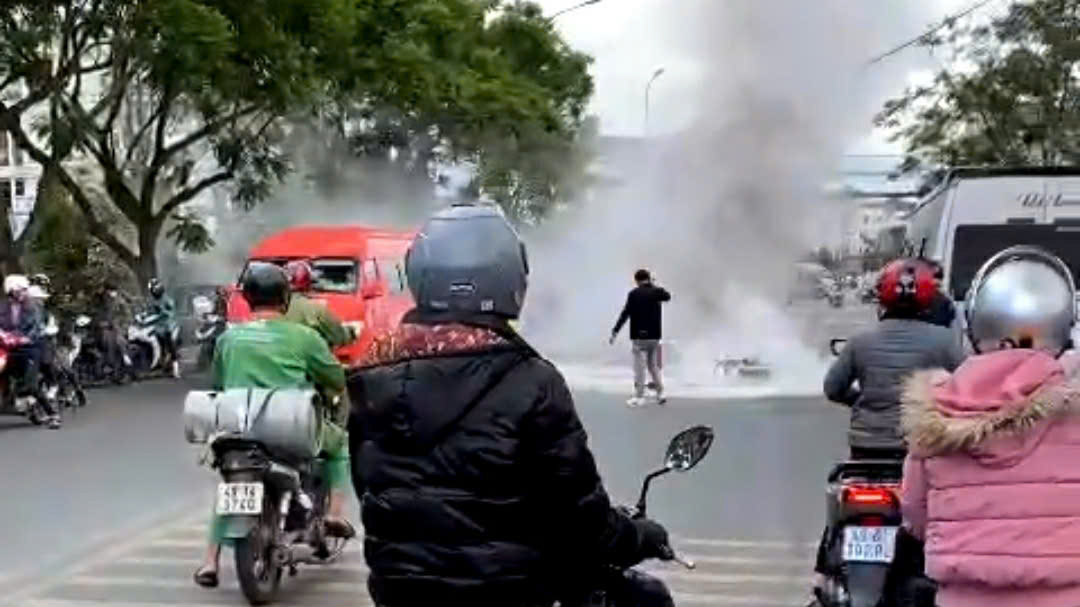 Kịp thời dập tắt vụ cháy xe máy tại đường vào chợ Đà Lạt