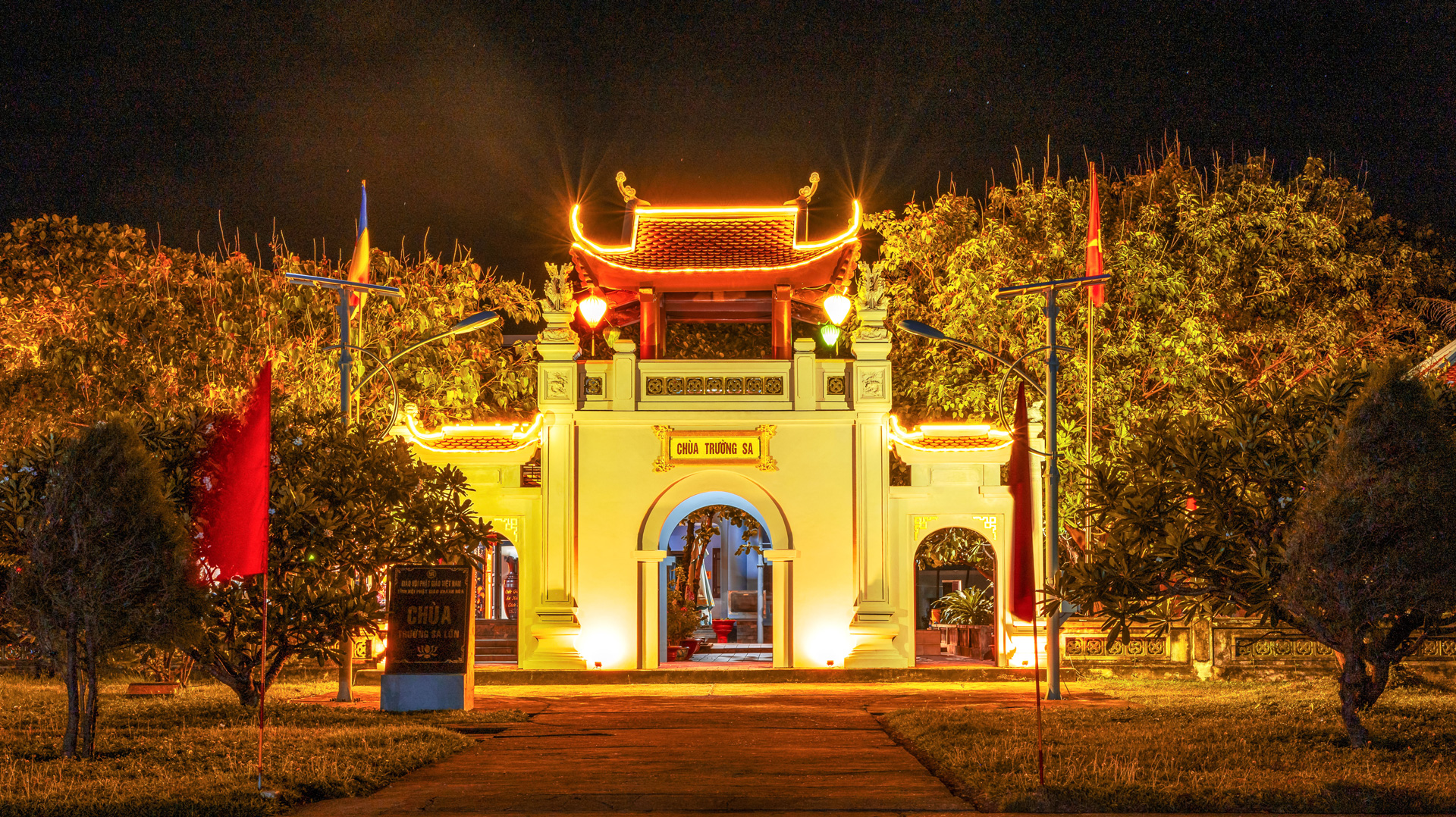 Chùa Trường Sa lung linh về đêm