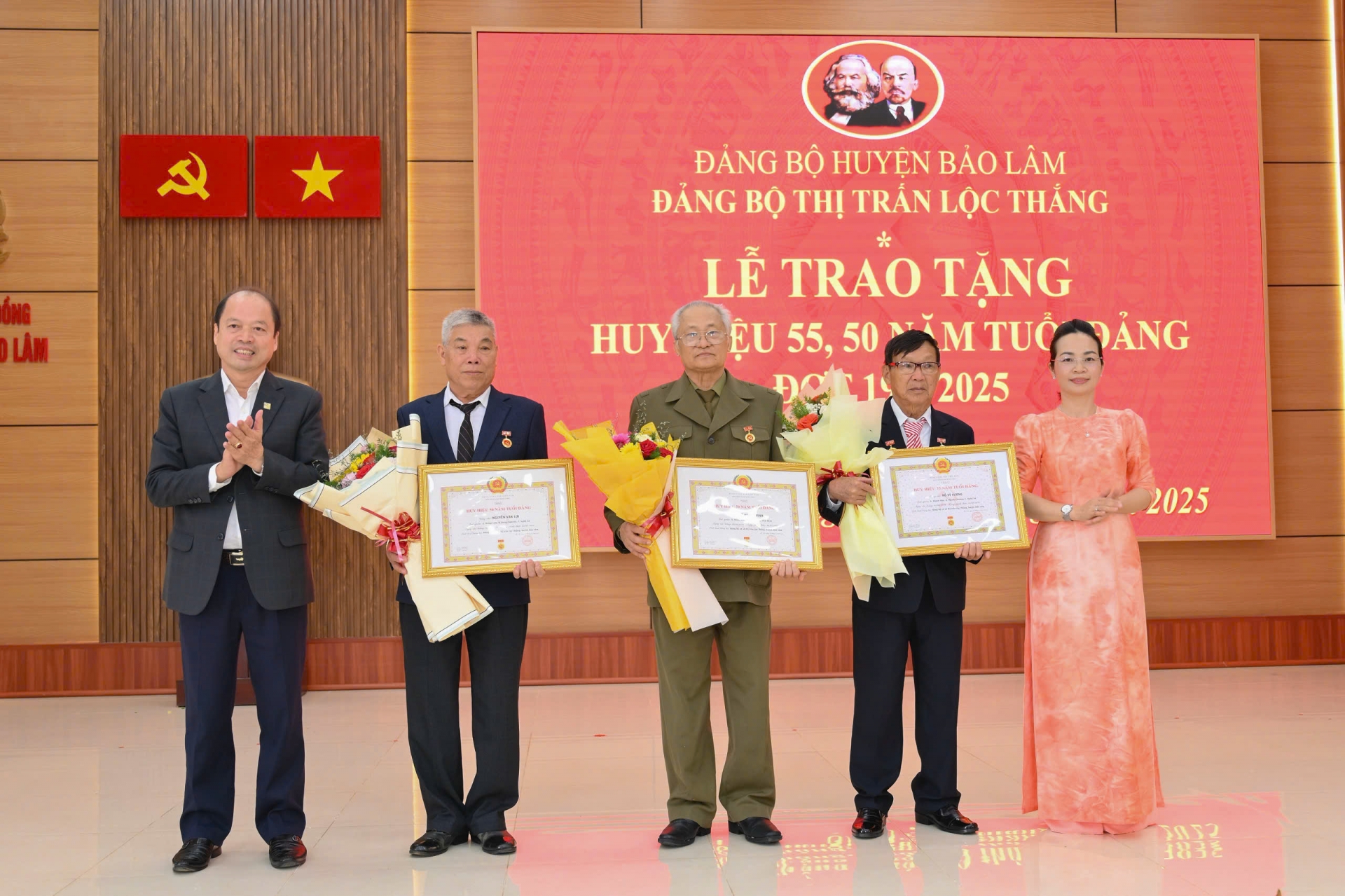 Bảo Lâm: Trao Huy hiệu Đảng đợt 19/5 cho 56 đảng viên