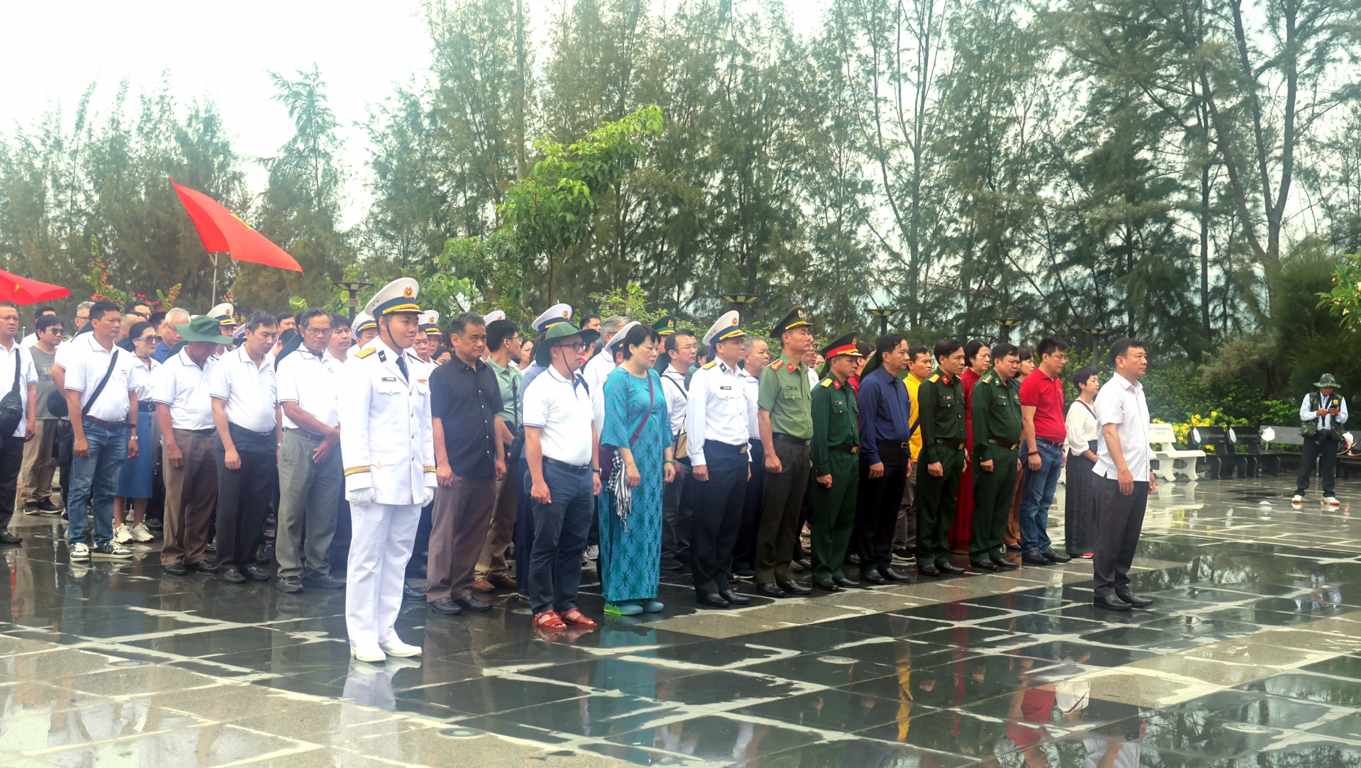Đoàn công tác của tỉnh Lâm Đồng dâng hương tưởng niệm chiến sĩ Gạc Ma