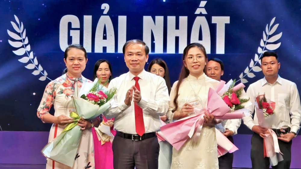 Khen thưởng cô giáo đoạt giải Nhất Cuộc thi Tự hào Việt Nam