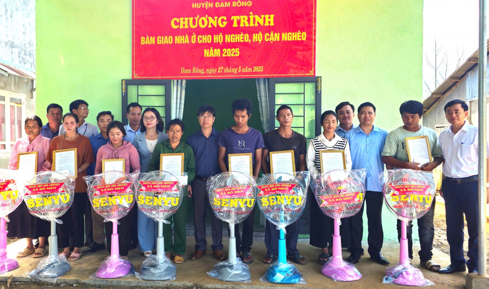 Đam Rông: Bàn giao 11 căn nhà thuộc chương trình xoá nhà tạm, nhà dột nát