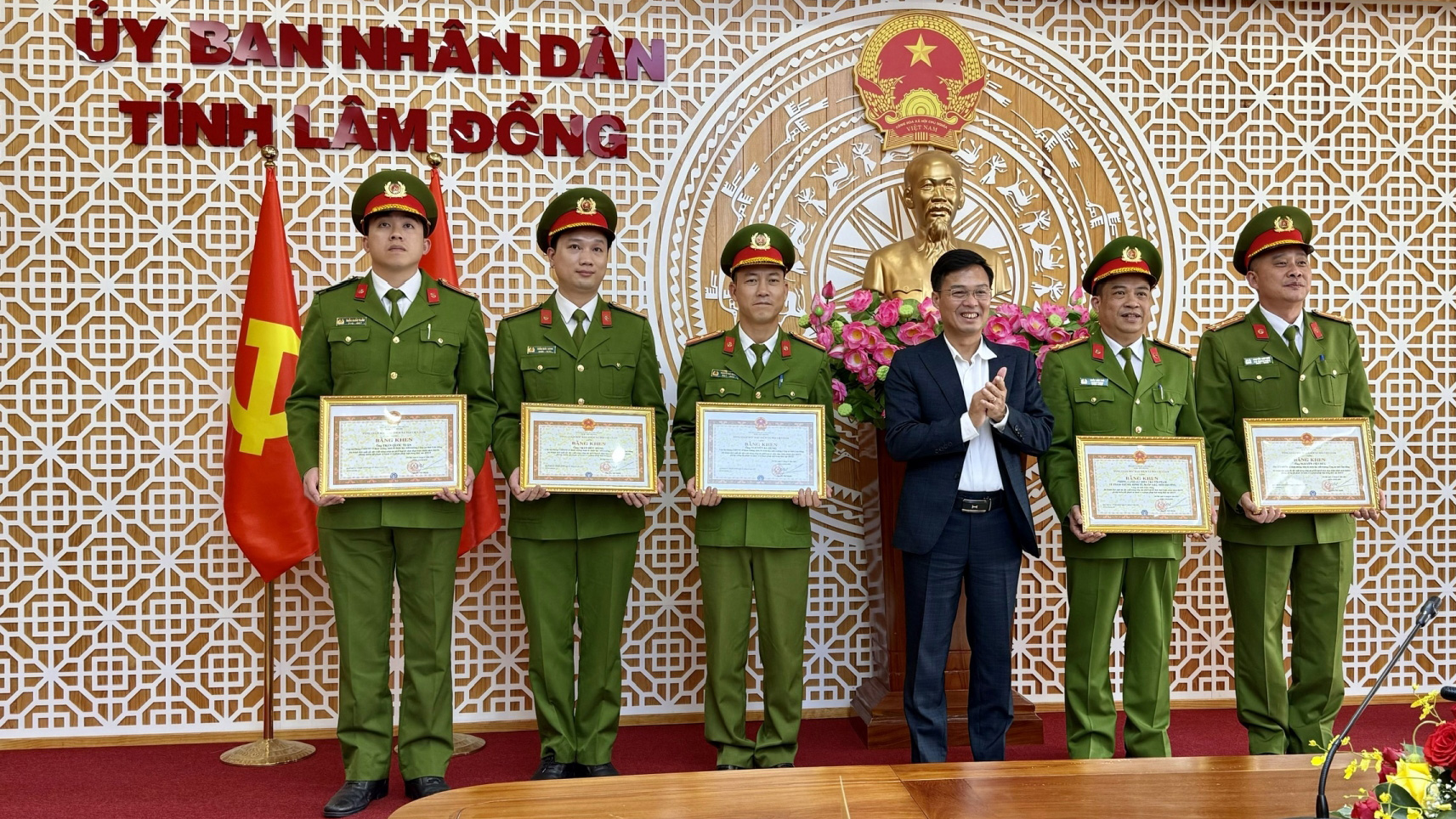 Khen thưởng nhiều điển hình xuất sắc trong thực hiện chính sách BHXH, BHYT