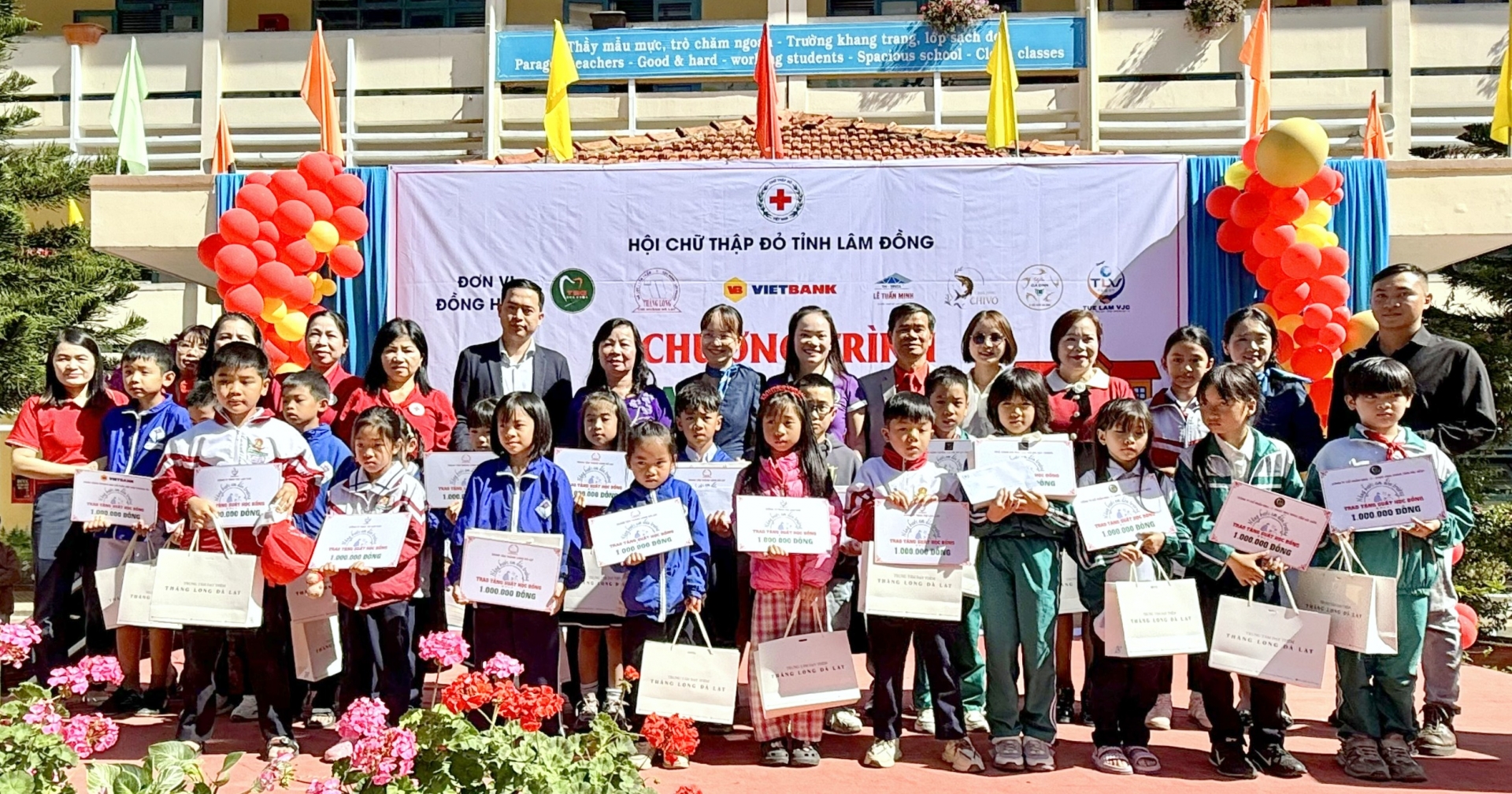 Chương trình Nâng bước em đến trường trao học bổng 100 triệu đồng