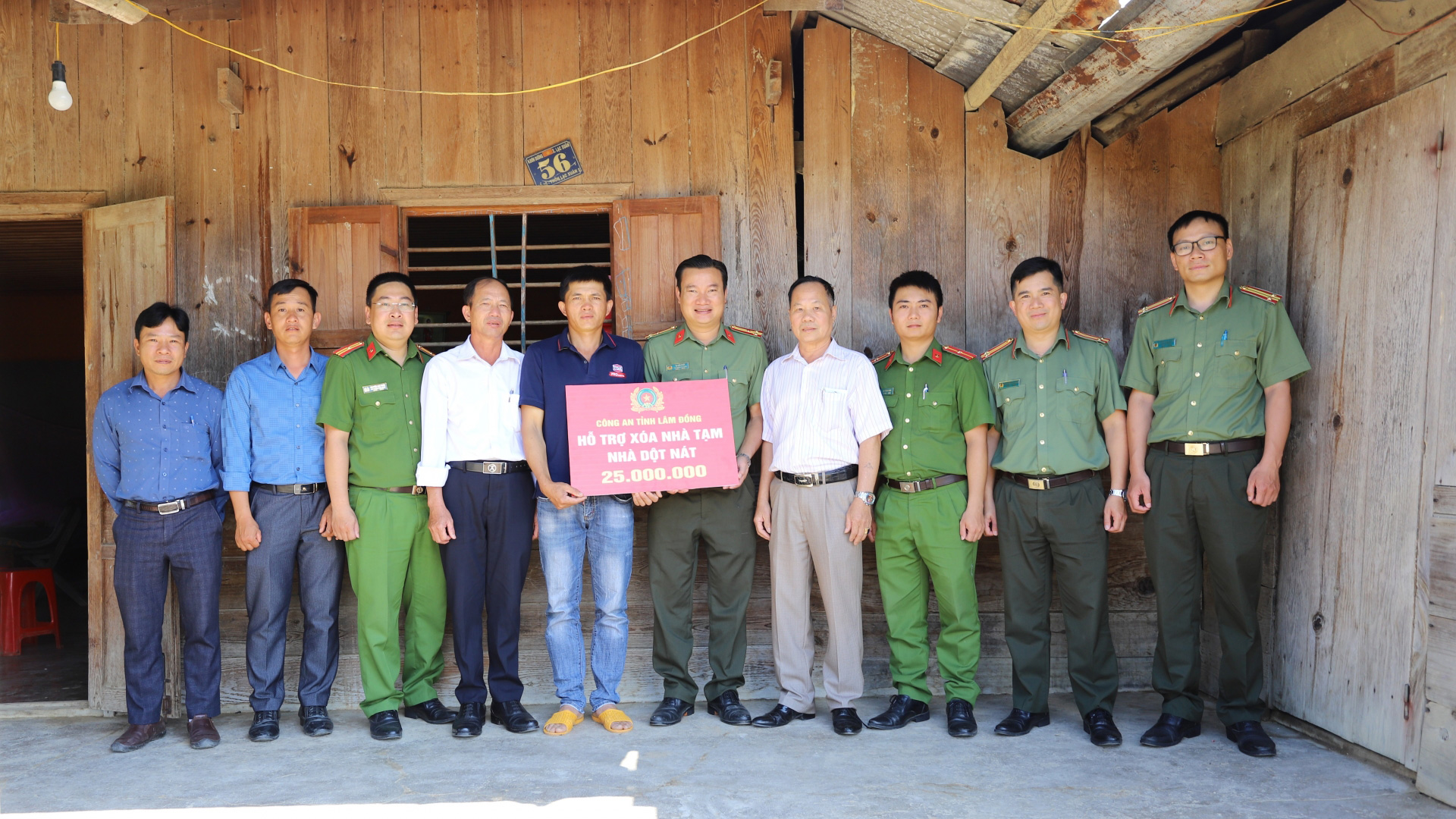 Công an Lâm Đồng tiếp tục hỗ trợ xóa nhà tạm, nhà dột nát cho người dân