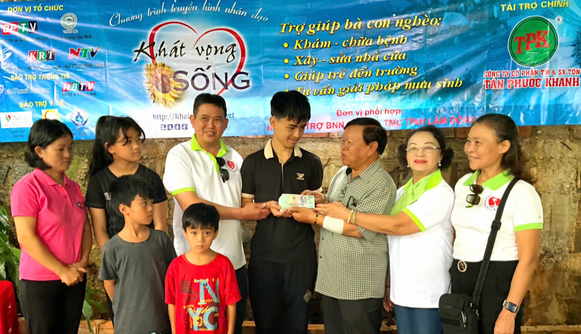 Trao tặng hơn 1 tỷ đồng cho 2 gia đình có hoàn cảnh đặc biệt khó khăn