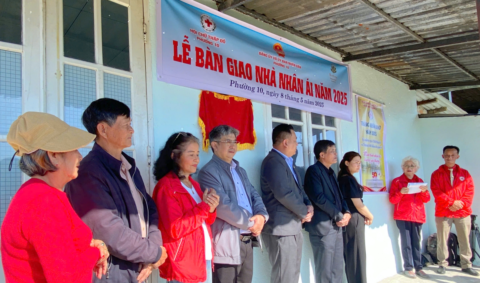 Đà Lạt: Trao tặng nhà nhân ái, thẻ bảo hiểm y tế và quà cho người có hoàn cảnh khó khăn
