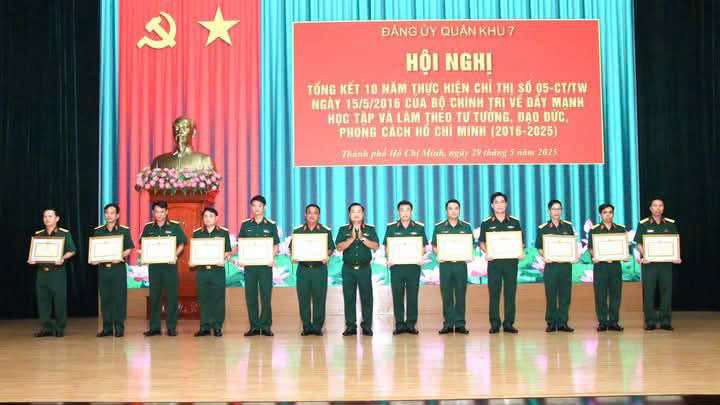 Lâm Đồng có 1 tập thể 1 cá nhân được Quân khu 7 tặng Bằng khen xuất sắc, tiêu biểu thực hiện Chỉ thị 05