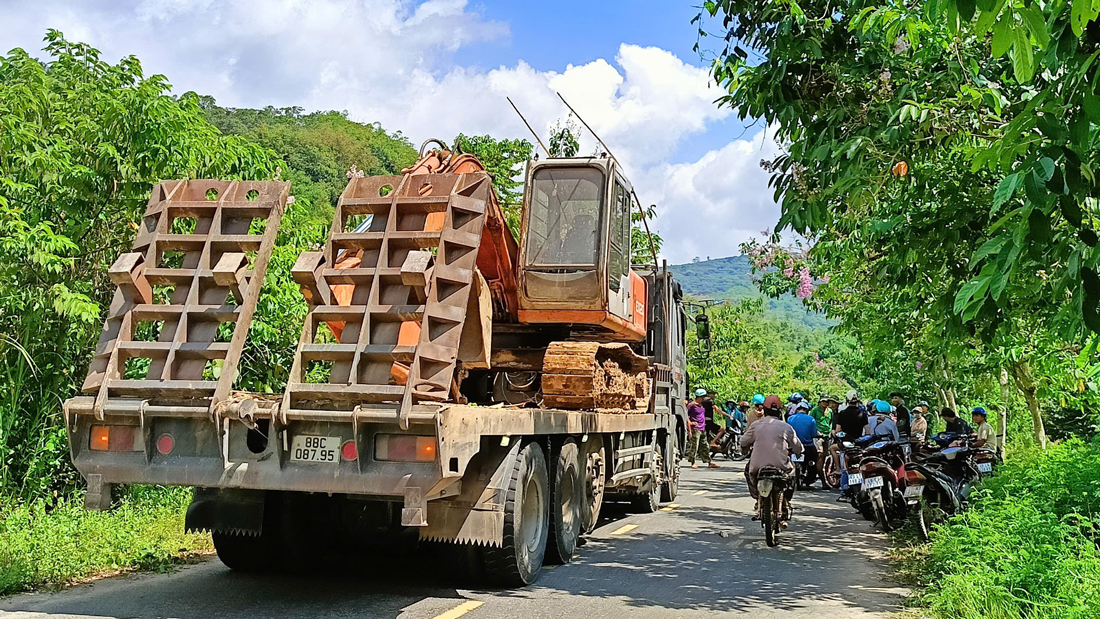 Đạ Huoai: Hơn 100 người ngăn cản xe vận chuyển máy múc vào khu vực khai thác cát được cấp phép