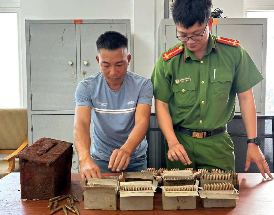 Một người dân đào được hơn 300 viên đạn, giao nộp cho cơ quan công an