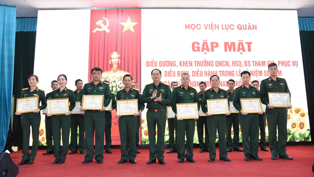 Học viện Lục quân biểu dương cán bộ, chiến sĩ tham gia diễu binh, diễu hành kỷ niệm 50 năm Ngày Giải phóng miền Nam